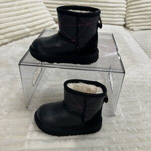 UGG Australia Toddler Classic Mini Pearlized Boots Size Kids 7 Color Black/Pink